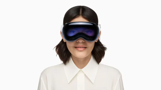 O femeie care folosește Apple Vision Pro.